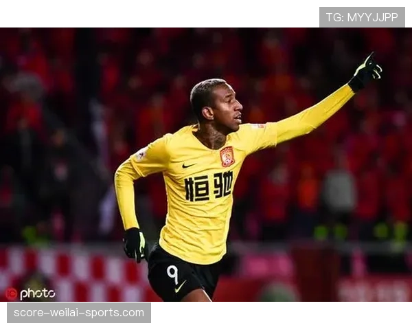 保利尼奥如何通过高强度对抗与前插撕开防线主导中场？